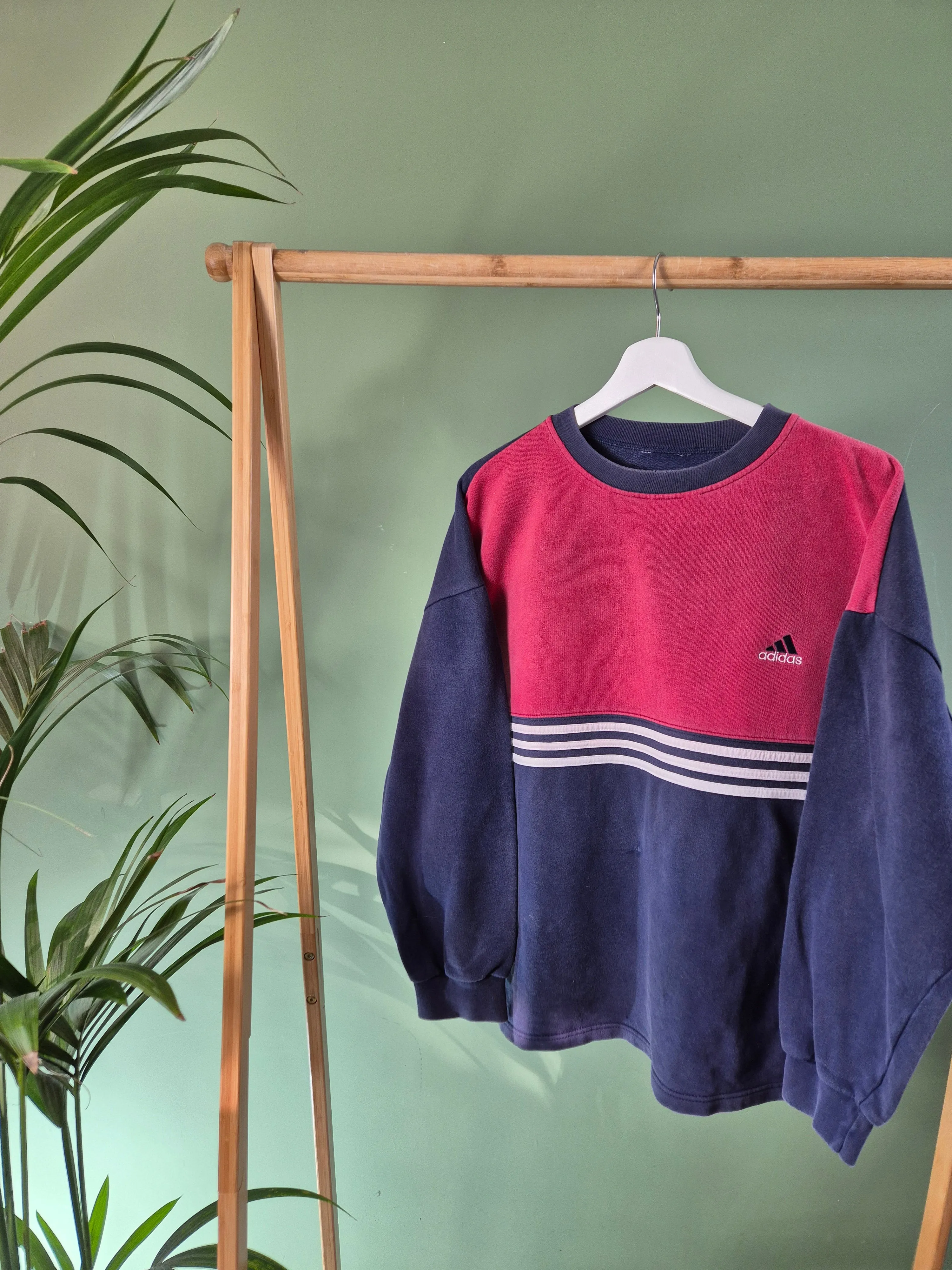 Adidas 90s chest logo sweater maat M