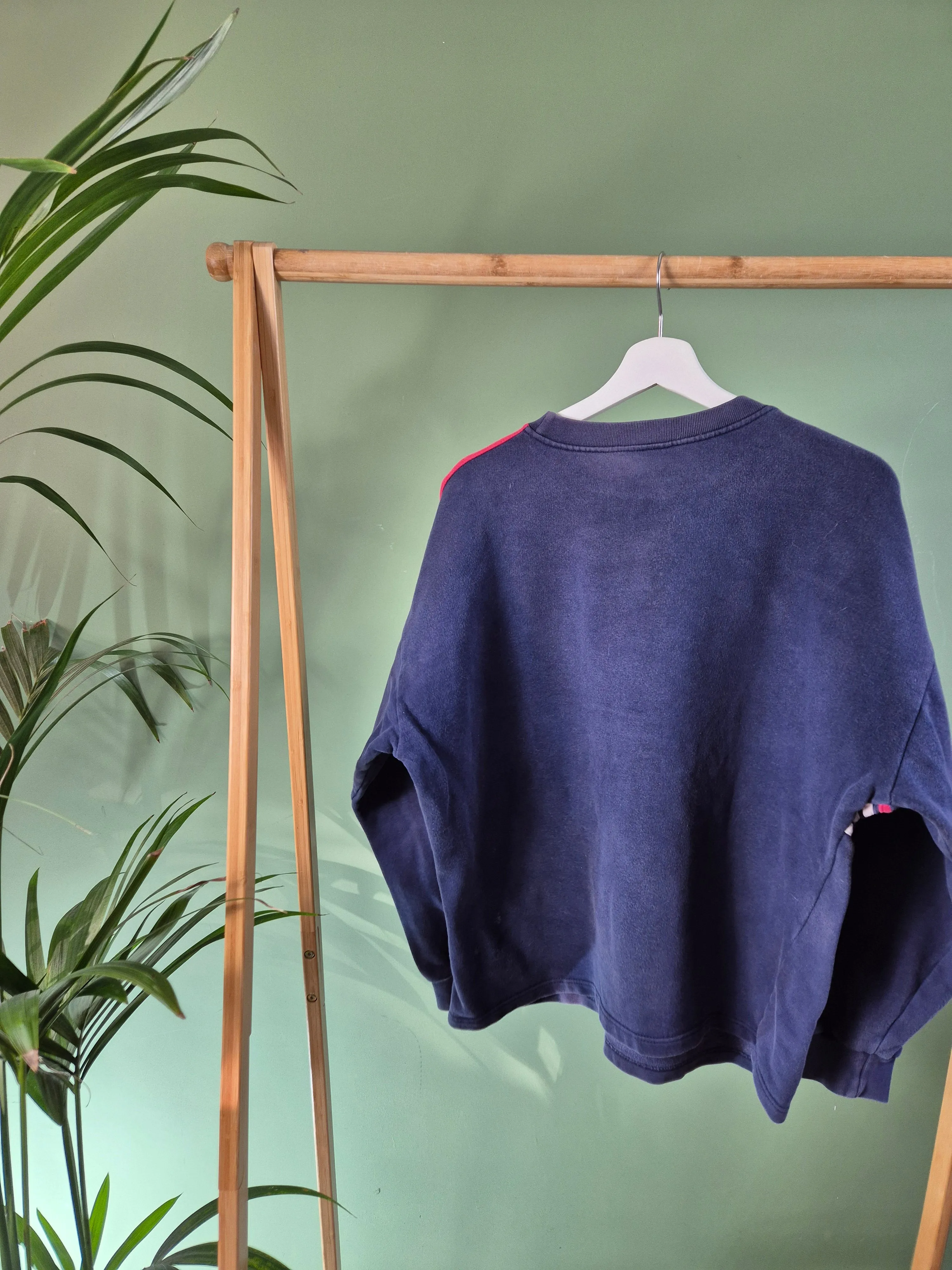 Adidas 90s chest logo sweater maat M