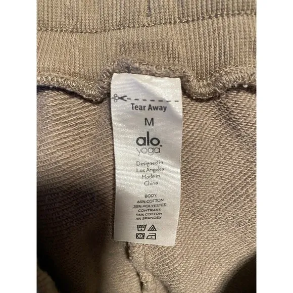 Alo Yoga Zippered Pockets Elastic Waist Shorts Size M Beige