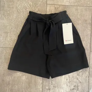 LULULEMON Noir Shorts 5.5” Black tie waist High Rise Size 0 NWT
