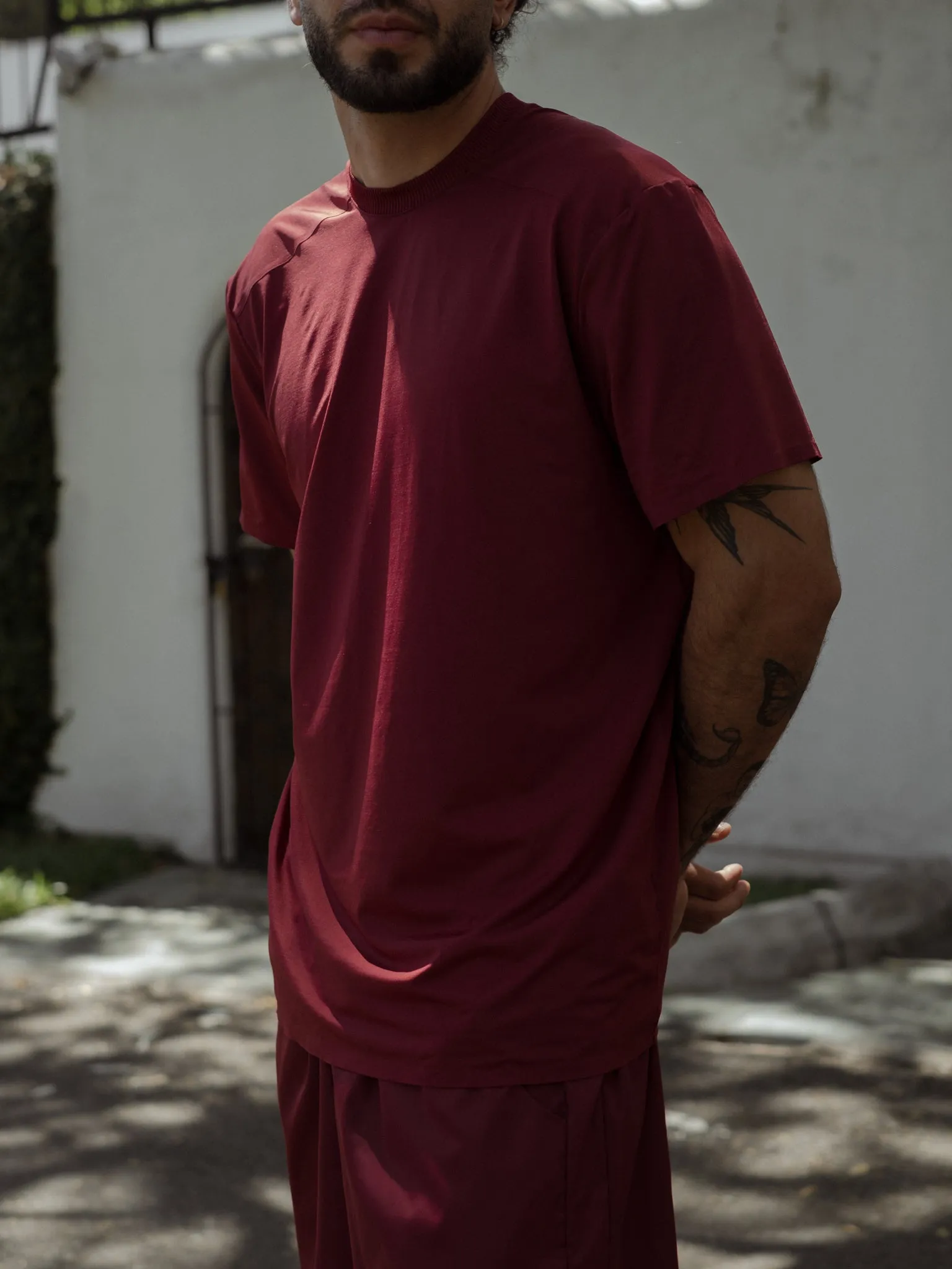 MEN STRUCTURED WORKOUT T-SHIRT - BERRY