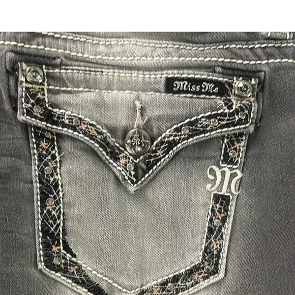 Miss Me Jean black washed, grayish shorts