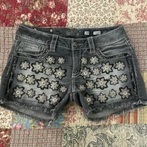 Miss Me Jean black washed, grayish shorts