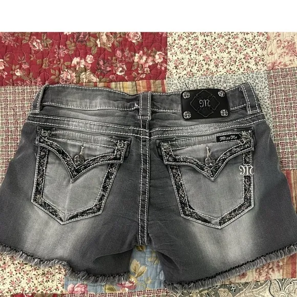 Miss Me Jean black washed, grayish shorts