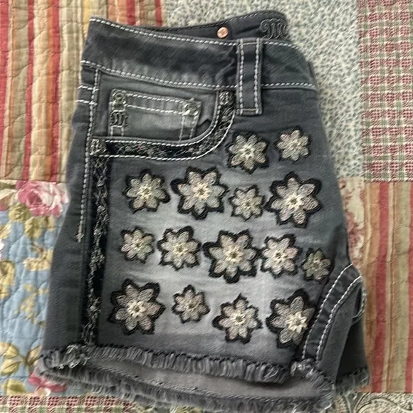 Miss Me Jean black washed, grayish shorts