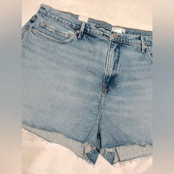 NEW GOOD AMERICAN - High Waist Shorts Plus Size