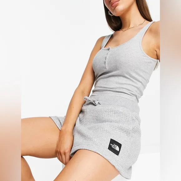 New Women’s The North Face Mhysa Quilted Shorts in Gray!!🔥🔥🔥