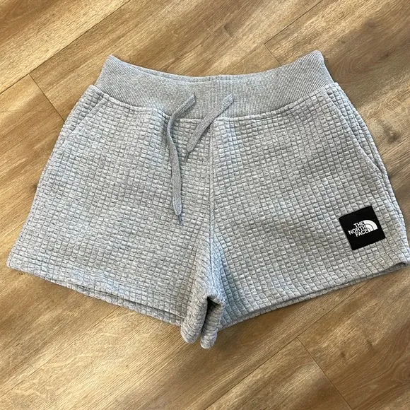 New Women’s The North Face Mhysa Quilted Shorts in Gray!!🔥🔥🔥