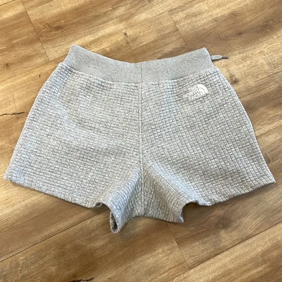 New Women’s The North Face Mhysa Quilted Shorts in Gray!!🔥🔥🔥