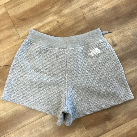 New Women’s The North Face Mhysa Quilted Shorts in Gray!!🔥🔥🔥