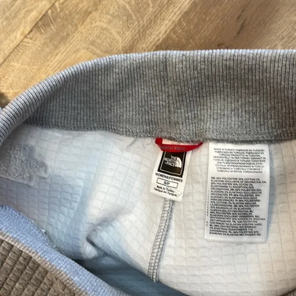 New Women’s The North Face Mhysa Quilted Shorts in Gray!!🔥🔥🔥