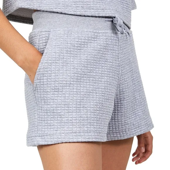 New Women’s The North Face Mhysa Quilted Shorts in Gray!!🔥🔥🔥