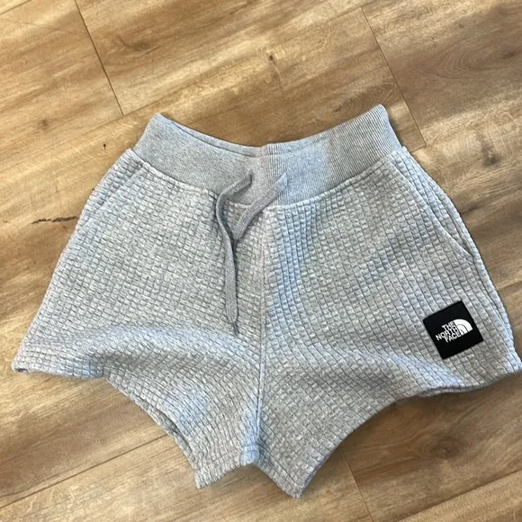 New Women’s The North Face Mhysa Quilted Shorts in Gray!!🔥🔥🔥